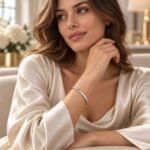 siknakit-lumiere-facet-bangle-silver-srebrna-geometrijska-bangle-zapestnica-s-cirkoni-lifestyle-svilena-bluza-quiet-luxury