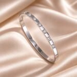 siknakit-lumiere-facet-bangle-silver-srebrna-geometrijska-bangle-zapestnica-s-cirkoni-na-satenu